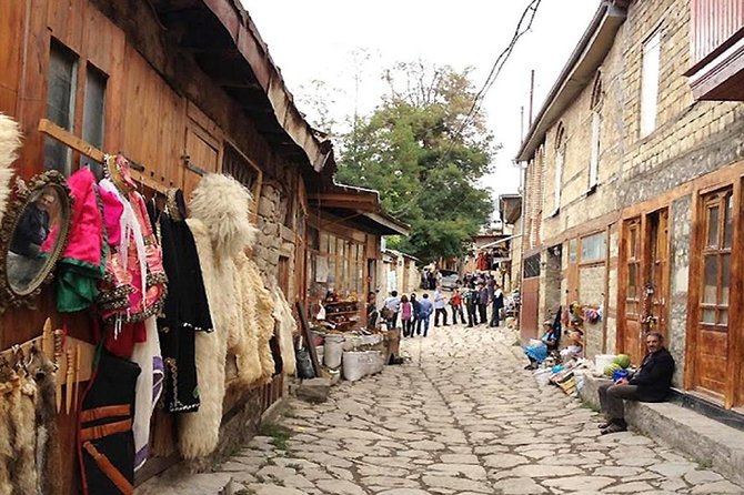 Stroll through Lahij’s artisan street, where local craftsmen create traditional copperware and souvenirs.